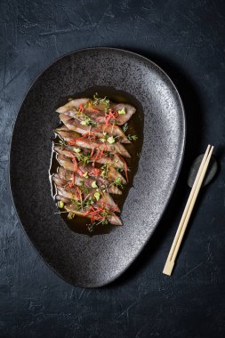 Sashimi ton balığı carpaccio, siyah arka plan, üstten görünüm