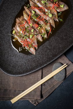 Sashimi ton balığı carpaccio, siyah arka plan, üstten görünüm