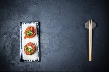 sashimi somon, koyu arka plan, üstten görünüm, yakın çekim