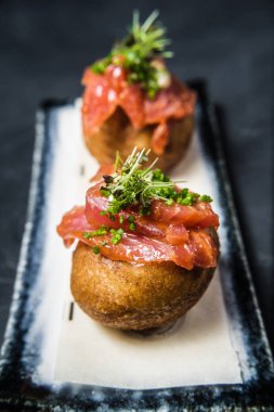 sashimi somon, koyu arka plan, üstten görünüm, yakın çekim