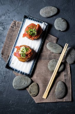 sashimi somon, koyu arka plan, üstten görünüm, yakın çekim