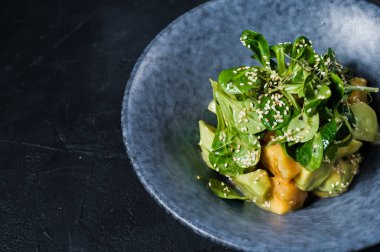 Mango Salatası, avokado, marul, koyu arka plan, üstten görünüm