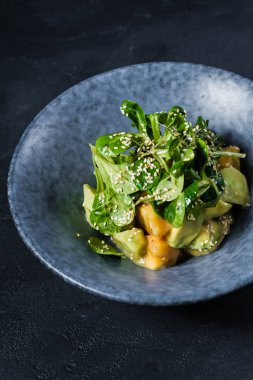 Mango Salatası, avokado, marul, koyu arka plan, üstten görünüm