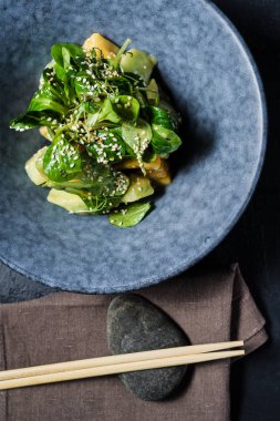 Mango Salatası, avokado, marul, koyu arka plan, üstten görünüm