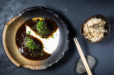 Fırında kuzu sos ve otlar, koyu arka plan, üstten görünüm