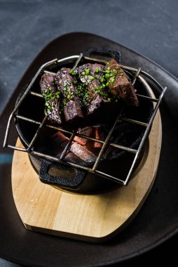 Dana bonfile ızgara biftek, siyah arka plan, üstten görünüm