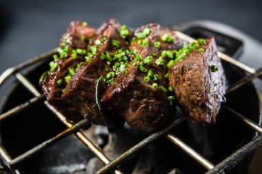 Dana bonfile ızgara biftek, siyah arka plan, üstten görünüm