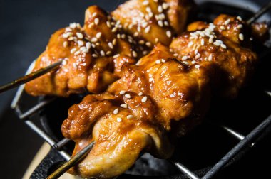 ızgara tavuk kebabı, siyah arka plan, üstten görünüm