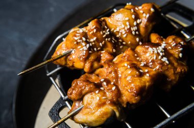 ızgara tavuk kebabı, siyah arka plan, üstten görünüm