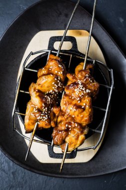 ızgara tavuk kebabı, siyah arka plan, üstten görünüm