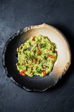 guacamole kavrulmuş fıstık, siyah arka plan, üstten görünüm