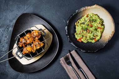 ızgara tavuk kebabı guacamole garnitür, koyu arka plan, t