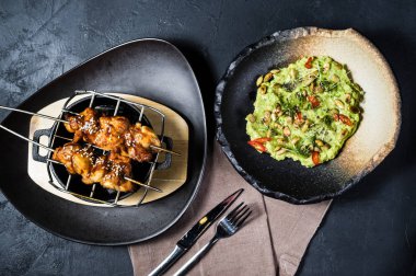 ızgara tavuk kebabı guacamole garnitür, koyu arka plan, t