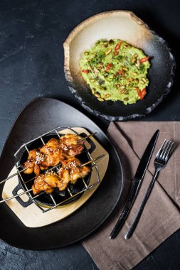 ızgara tavuk kebabı guacamole garnitür, koyu arka plan, t