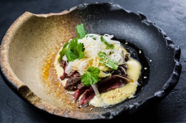 Dana bonfile sos ve cam erişte, koyu arka plan