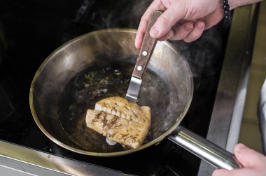 Şef pisi balığı kereviz Restoran mutfakta altında hazırlar