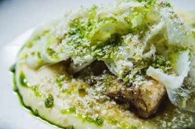 Pisi balığı biftek kereviz, koyu arka plan, üstten görünüm