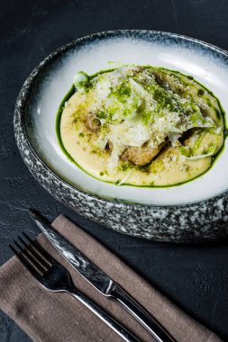 Pisi balığı biftek kereviz, koyu arka plan, üstten görünüm