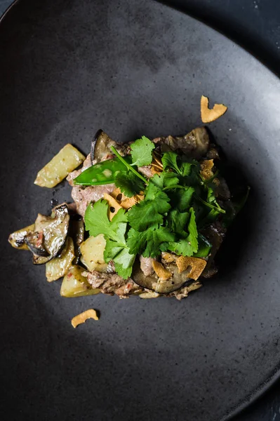 Salade met gebakken ossenhaas en aubergine, donkere achtergrond — Stockfoto