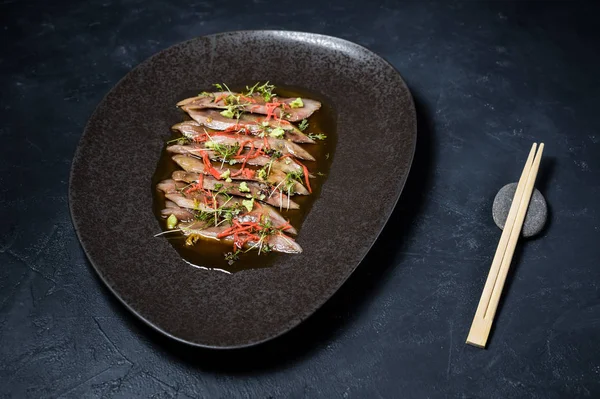 Atum sashimi, carpaccio, fundo preto, vista superior — Fotografia de Stock