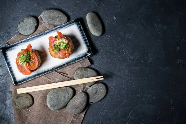 Sashimi salmão, fundo escuro, vista superior, close — Fotografia de Stock