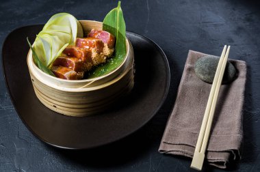 Japon ton balıklı sashimi, koyu arka plan, üstten görünüm