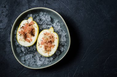 Vanilyalı dondurma limon, koyu arka plan, üstten görünüm