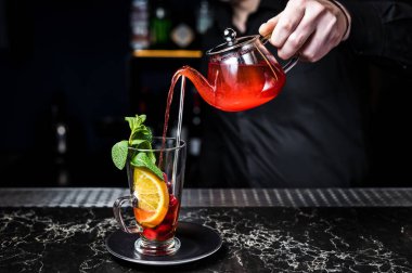 kızılcık, çaydanlık ve bardak, koyu arka plan ile meyve çayı