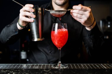Barmen Margarita kokteyl, koyu arka plan, yakın çekim hazırlar