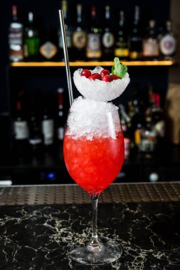 Margarita kokteyl, koyu arka plan, yan görünüm, yakın çekim