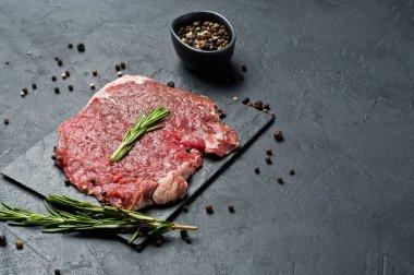 Ham sığır bir taş kurulu rosemary ile Barbekü biftek. Siyah backgro