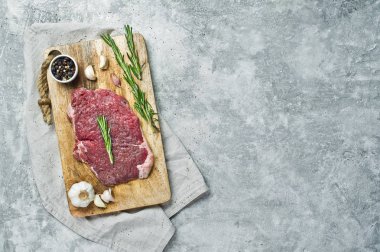 Dana Külbastı rosemary ile Ahşap doğrama tahtası. Gri