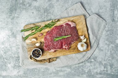 Dana Külbastı rosemary ile taş kurulu. Gri arka planı