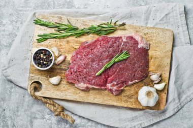 Ham sığır eti Barbekü biftek biberiye yönetim kurulu ile Ahşap doğrama tahtası üzerinde.