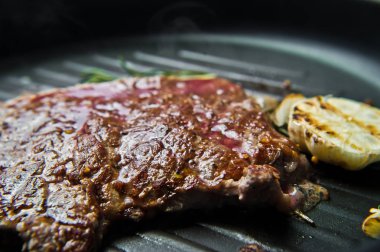 Dana Külbastı tavada. Koyu arka plan, yan görünüm, şartlarını