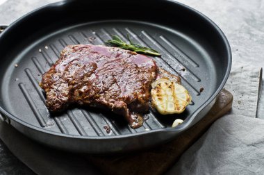 Dana Külbastı tavada. Gri arka plan, üstten görünüm