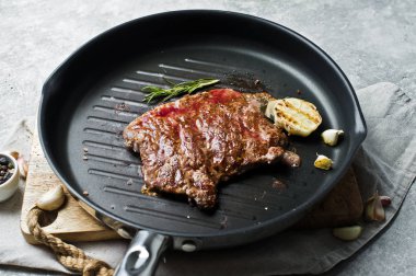 Dana Külbastı tavada. Gri arka plan, üstten görünüm