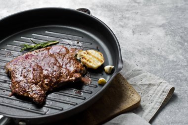 Dana Külbastı tavada. Gri arka plan, üstten görünüm, uzay fo