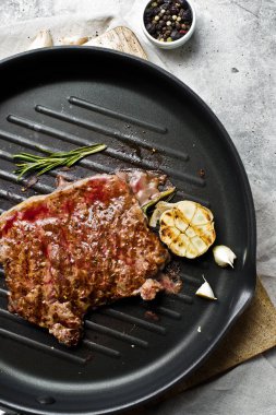 Dana Külbastı tavada. Gri arka plan, üstten görünüm