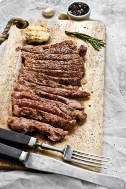 Ahşap doğrama tahtası üzerinde Külbastı. Gri arka plan, top vie