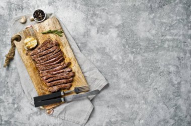 Dana Külbastı Ahşap doğrama tahtası üzerinde dilimlenmiş. Gri adam