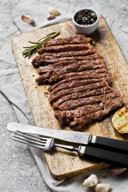 Ahşap doğrama tahtası üzerinde Külbastı. Gri arka plan, top vie