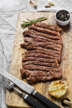 Ahşap doğrama tahtası biftek. Gri arka plan, üstten görünüm, metin için yer