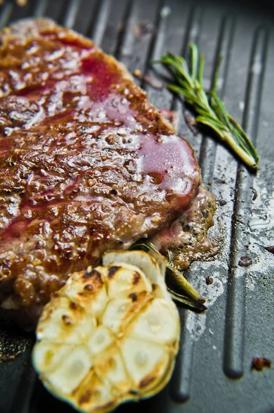 Bistecca nella padella. Fondo scuro, vista laterale, messa a fuoco selettiva — Foto Stock