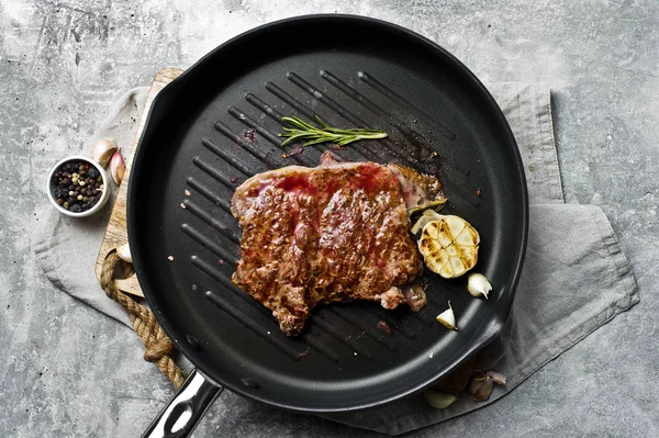 Beef flank steak in the pan. Grey background, top view — Stock Photo, Image