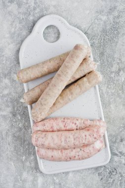 Seramik kesme tahtasında çeşitli sosis, domuz eti, Türkiye, şık