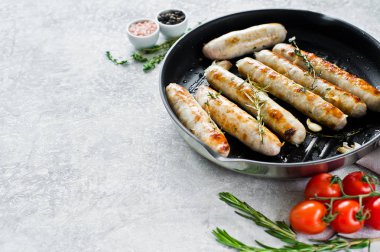 Bir kızartma tavasında çeşitli kızarmış sosis, domuz eti, sığır eti, tavuk, tu