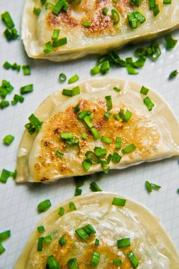 Koreli kızarmış köfte. Gri arka plan, üst görünüm, yakın çekim