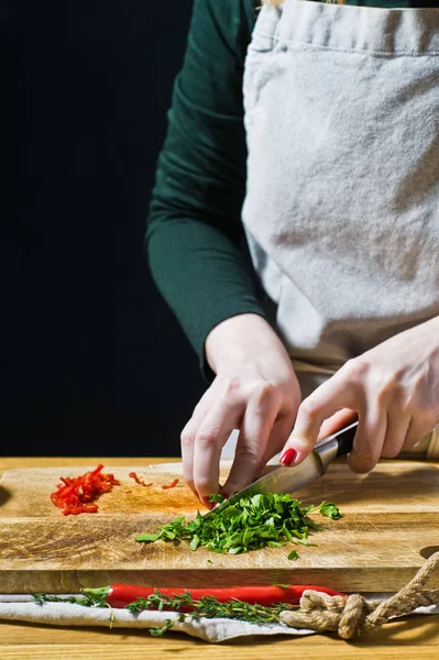 Händer kocken skär koriander. Svart bakgrund, sidoutsikt, kök, s — Stockfoto