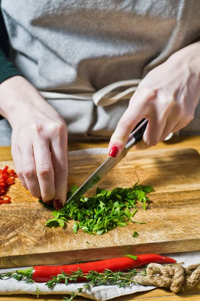 Le chef a coupé la coriandre. Arrière-plan noir, vue latérale, cuisine, s — Photo